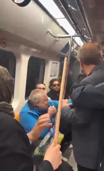 Sarıyerde metroda küfürlü tezahürat kavgası; oklavayla müdahale etti