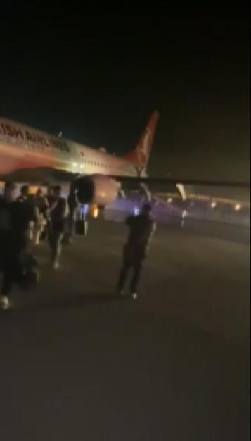 THY uçağının Hatay Havalimanına inişinin ardından lastiği patladı