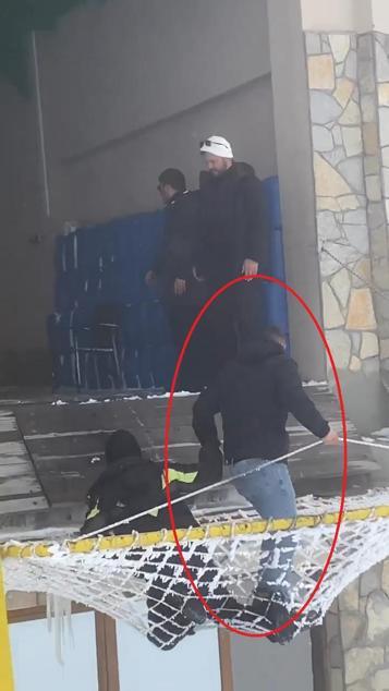 Uludağda telesiyejden sarkan tatilci kamerada
