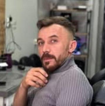 Beton direğe çarpan otomobilin sürücüsü öldü