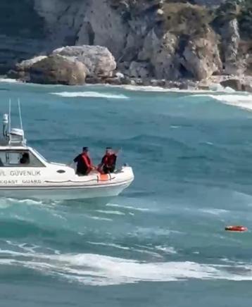 Kırklarelide denizde boğulma tehlikesi geçiren 3 kişinin kurtarıldığı anlar kamerada