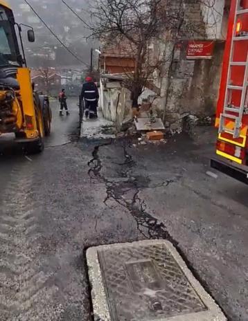 Eyüpsultanda çatlaklar oluşan 4 bina tahliye edildi
