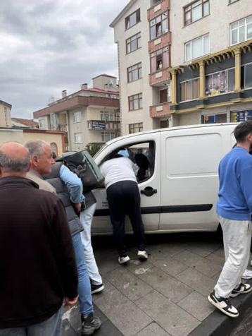 Hafif ticari aracın otobüs durağına çarptığı kaza kamerada
