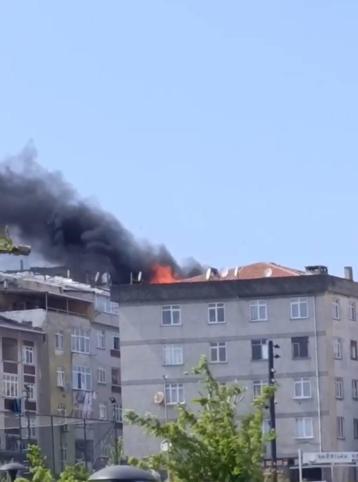 Bağcılarda binanın çatısında yangın