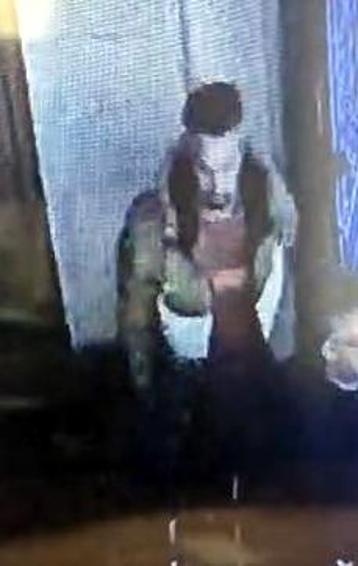 Avcılar’da camide namaz kılanların çantalarını çalan şüpheli kamerada