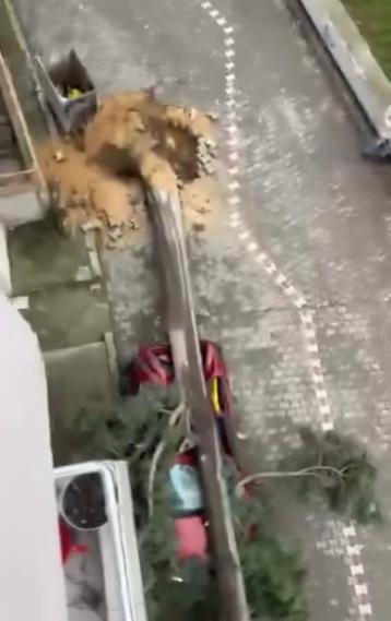 Yalovada fırtına; çatılar uçtu, tersanede vinç devrildi