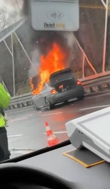 Fatih’te alev alev yanan otomobil demir yığınına döndü