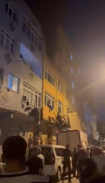 Küçükçekmece’de 5 katlı binada çıkan yangında mahsur kalan 3 kişi kurtarıldı