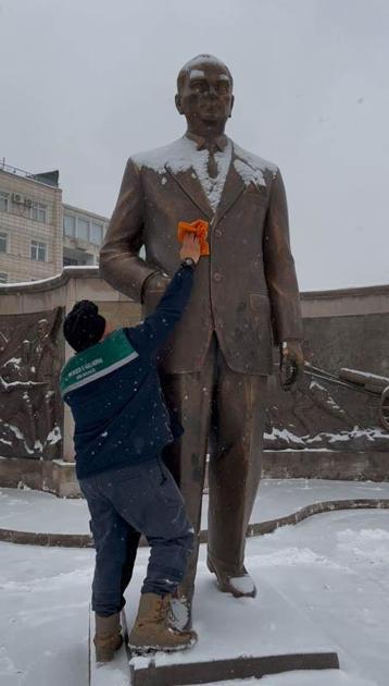Atatürk Anıtının üzerindeki karları temizledi
