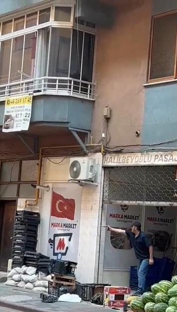 Sokak ortasında 2 şarjör mermiyi ateşlemesi kamerada; 3 yaralı