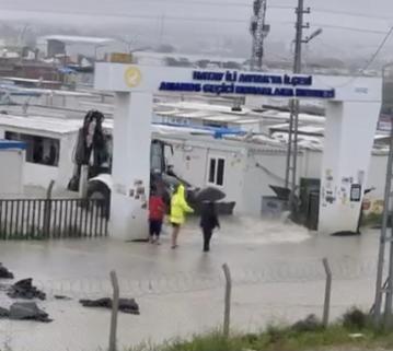 Hatayda şiddetli yağış; yollar göle döndü, evleri su bastı