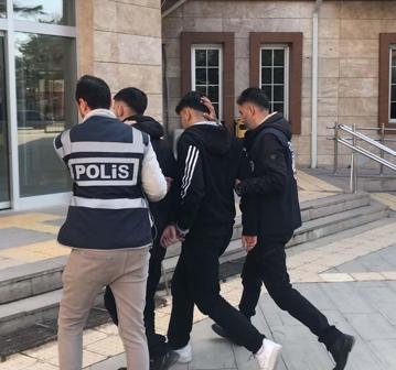 Telefonla aradıkları kadını 2 milyon lira dolandıran şüpheliler, Bilecikte yakalandı