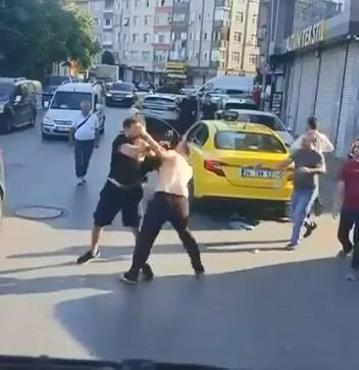 Zeytinburnunda taksiciler arasında yumruklu kavga kamerada