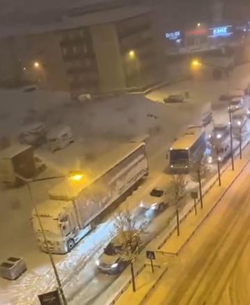 Erzurumda kar yağışı etkili oldu; araçlar kara gömüldü