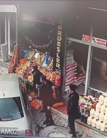 Manevra yapan otomobil manav tezgahına çarptı, o anlar kamerada