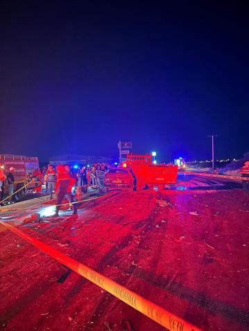 Otomobille kamyonet çarpıştı; 1 ölü, 2 ağır yaralı