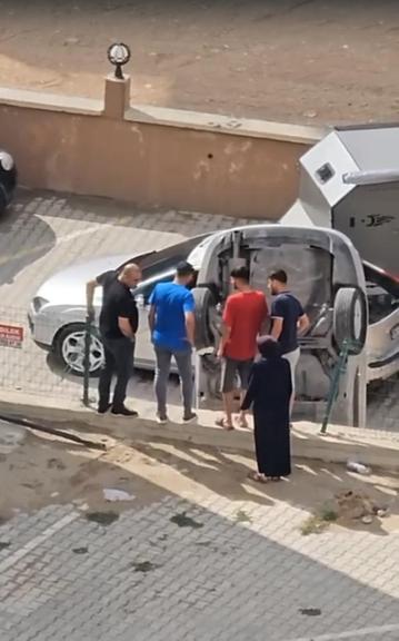 Geri yerine ileri vitese aldığı otomobiliyle otoparka düştü