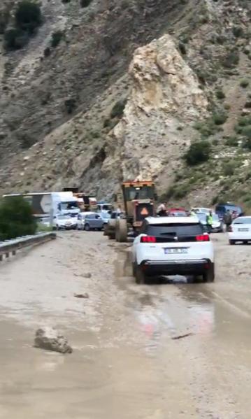 Erzurum’da sağanak sonrası oluşan heyelanda karayolu ulaşıma kapandı