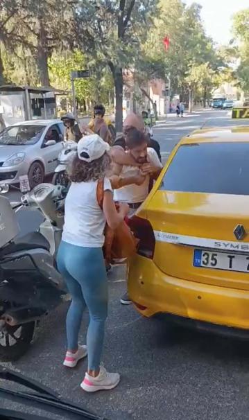 İzmirde trafikte kasklı, tekmeli ve yumruklu kavga kamerada