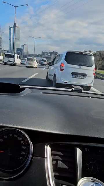 TEM Otoyolunda öfkeli sürücü yolunu kestiği otomobilin camını yumrukladı