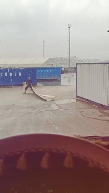 Çatıdan kopan yalıtım malzemesi caddeye düştü; o anlar kamerada