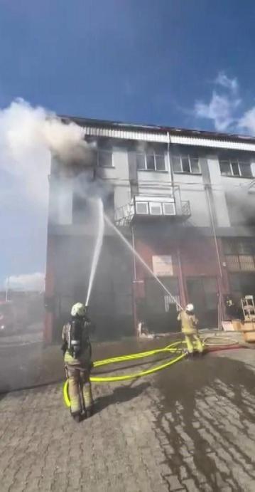 Başakşehirde iş yerinde çıkan yangın söndürüldü