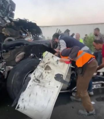 TIR, arıza nedeniyle emniyet şeridinde duran TIRa çarptı; 2 şoför öldü