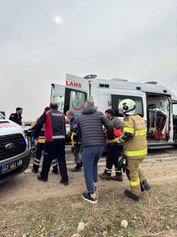 Mardinde hafif ticari araç, tarlaya uçtu: 2 ölü, 4 yaralı