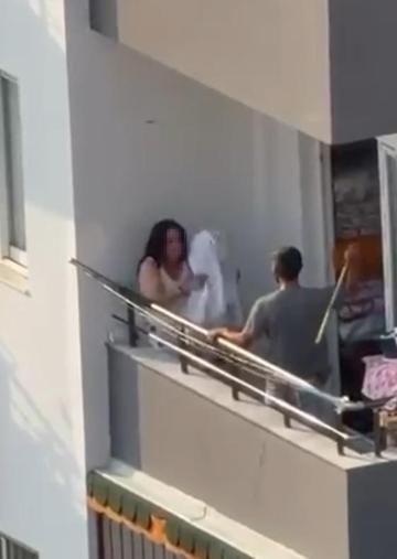 Balkonda tartıştığı kadını sopayla dövdü