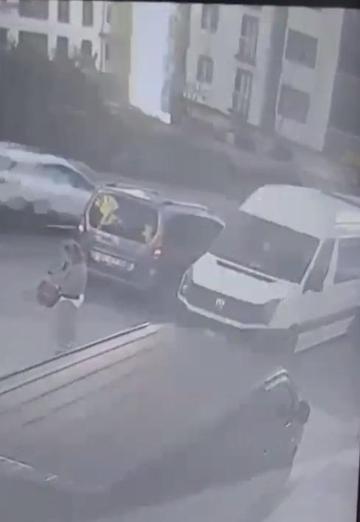 Servis minibüsünün kadına çarpıp, sürüklediği kaza kamerada