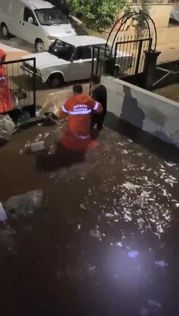 Antalyada şiddetli yağış hayatı olumsuz etkiledi