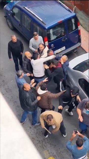 Beyoğlunda sopalı park yeri kavgası; o anlar kamerada