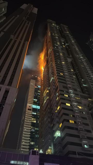 Dubai’de 67 katlı gökdelende yangın çıktı