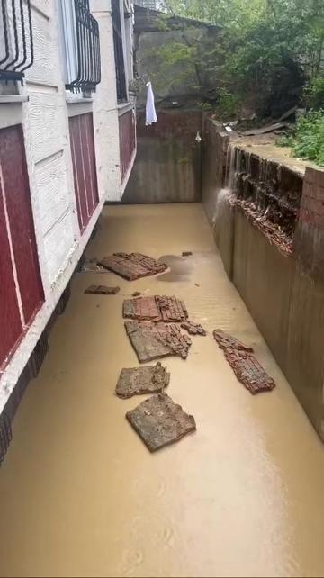 Sultangazide inşaat çalışmasında su borusu patladı