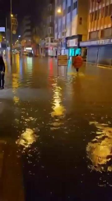 Hatayda sağanak; cadde ve sokaklar göle döndü
