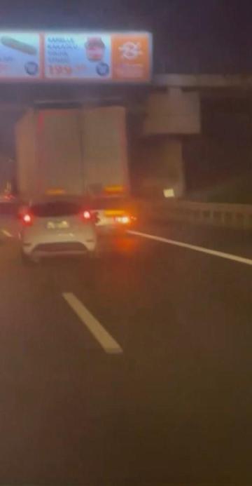 Başakşehirde tartıştıkları TIR şoförüne sopayla saldırdılar