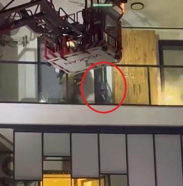 Dairesini ateşe vermek isteyen kadın, itfaiye ekiplerine damacana fırlattı