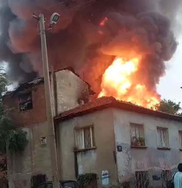 İzmirde depo yangını kontrol altında