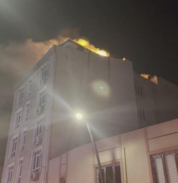 Küçükçekmecede 5 katlı otelin teras katında yangın; 2 kişi dumandan etkilendi