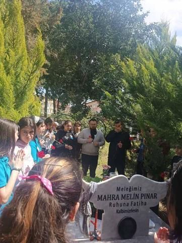 Köpekten kaçarken kamyonun çarpmasıyla hayatını kaybeden Mahra mezarı başında anıldı