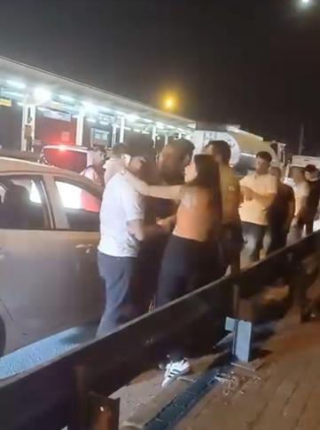 Trafikteki yol verme kavgası kamerada; 2 gözaltı