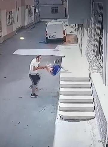 Kovaladığı çocuğu ayak bileğinden tutup yere fırlattı