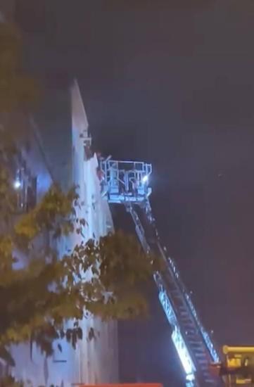 Küçükçekmece’de 5 katlı binada çıkan yangında mahsur kalan 3 kişi kurtarıldı