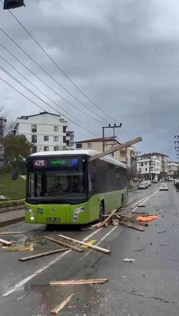 Çatıdan kopan yalıtım malzemesi caddeye düştü; o anlar kamerada