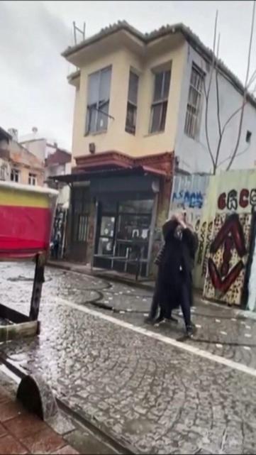 Fatihteki tezgah kavgasında seyyar satıcıyı öldüren ve silahı saklayan 3 şüpheli tutuklandı