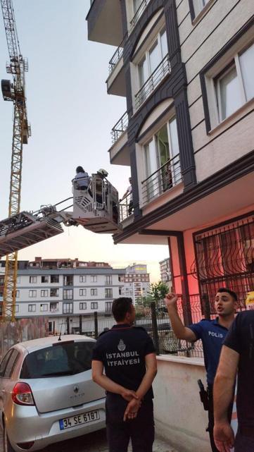 Küçükçekmecede bina bahçesinde göçme meydana geldi; 29 kişiyi itfaiye çıkardı
