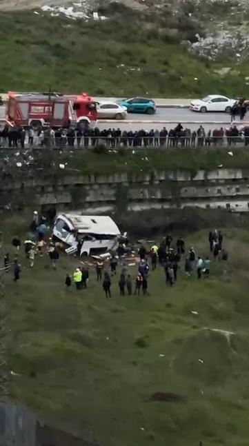 Esenyurtta işçi servisi şarampole yuvarlandı; 4 ölü 3ü ağır 7 yaralı