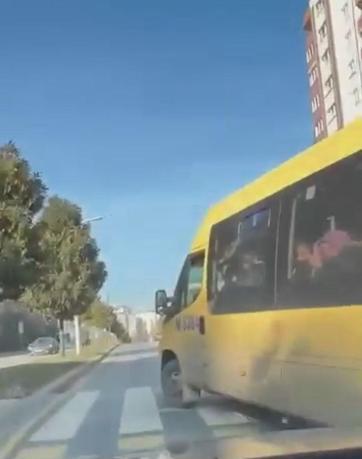 Başakşehirde cipin önünü kesen minibüs sürücüsü, aracın camına tükürdü