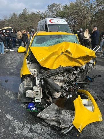 Sarıyer’de sollama yapan taksiyle yolcu minibüsü çarpıştı: 1 ölü 4 yaralı