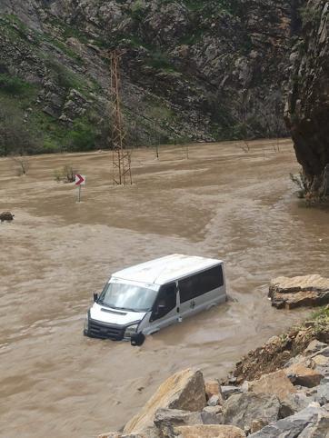 Kaval Deresi taştı, köy yolu ulaşıma kapandı